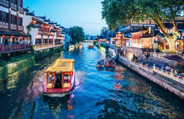 历史上曾数次庇佑华夏之正朔,多个朝代建都南京,南北方人和风土人情在