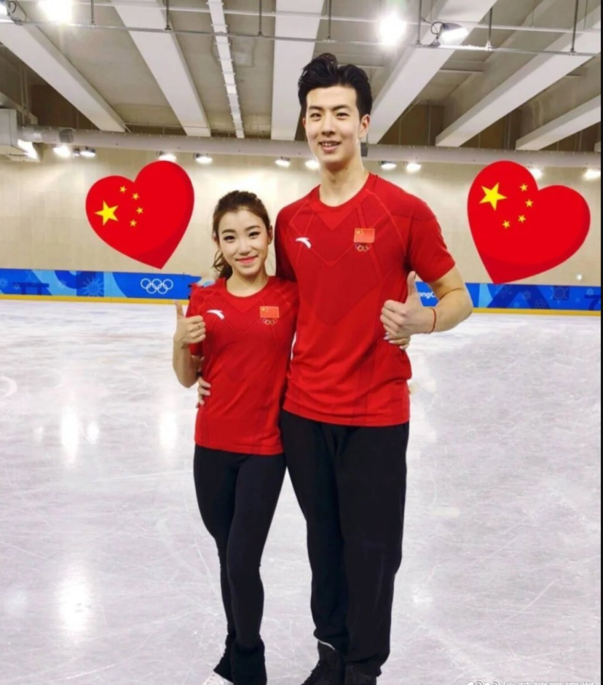 原地结婚王诗玥柳鑫宇为高考考生送祝福肩并肩穿情侣装默契十足