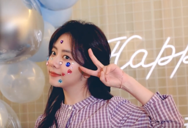 谭松韵32岁生日花絮,无滤镜又美又自然,自己化妆,卷头发没架子插图1