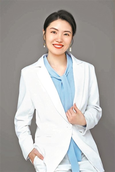 肖佳开办视频课程教授化妆技巧肖佳家里摆满了化妆品肖佳正在分享化妆