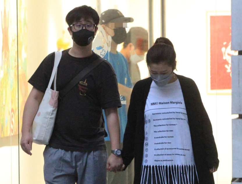 任家萱与小7岁男友约会,十指紧扣太甜蜜,无名指对戒疑好事将近_腾讯