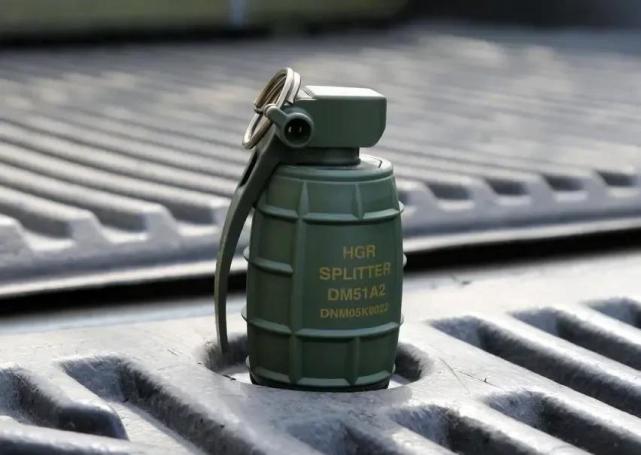 德国dm51a2型手榴弹dm51手榴弹是一种攻防两用手榴弹,装上钢珠套(破片