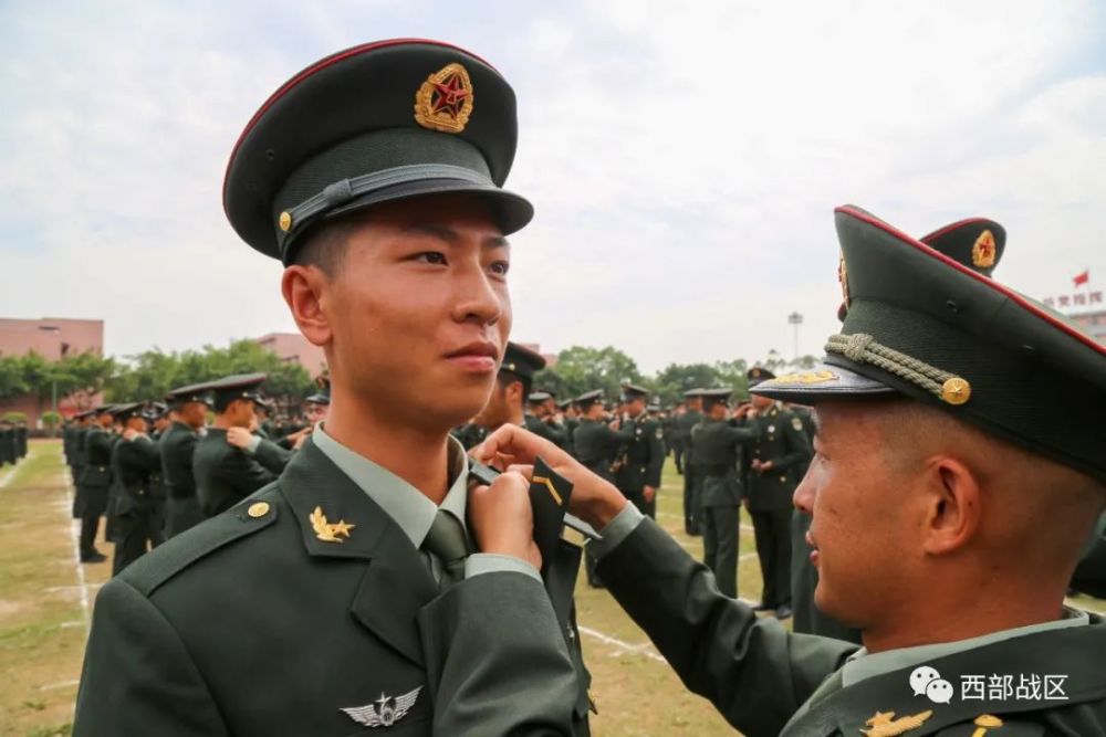 的班長骨幹新兵們69用標準的軍禮當戴上列兵軍銜的那一刻軍姿挺拔