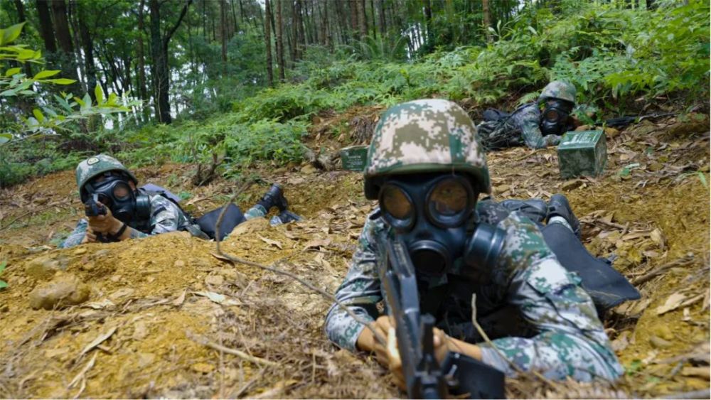 韩国前线一名军人自我引爆手榴弹被炸成重伤