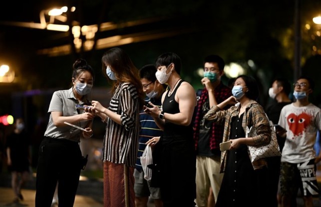北京：簋街迎来恢复堂食后的首批食客_腾讯新闻