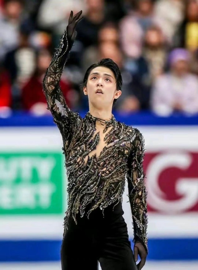 羽生結弦黑金考斯滕高清圖