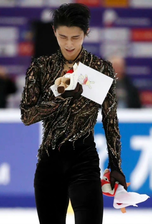 羽生結弦黑金考斯滕高清圖