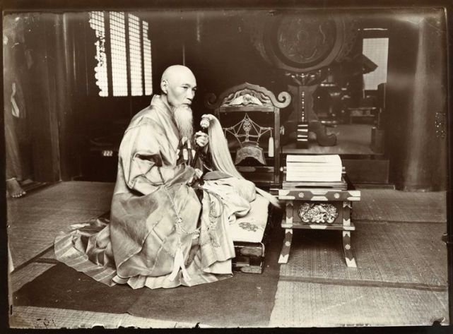 1907年,日本的老和尚.1907年,赏荷花的日本妹子.