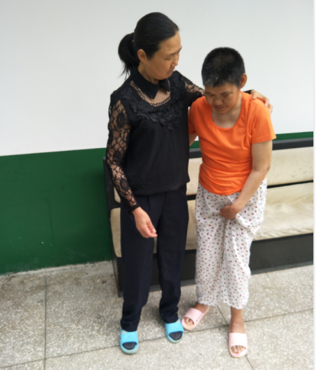 陈小平在照顾残障人士.