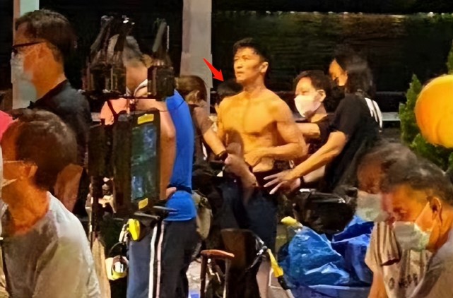 41岁谢霆锋办公室炫肌肉!掀起上衣秀出腹肌,两台电脑桌面显杂乱