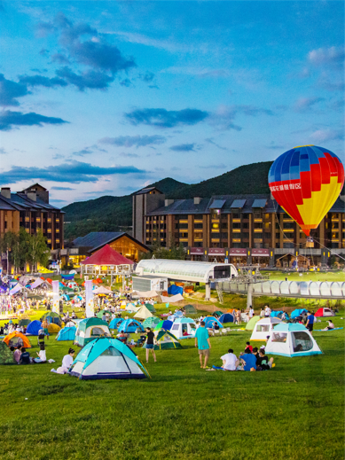 和乡村旅游点与大自然亲密接触,放松身心成为节日一大主题,温泉戏水