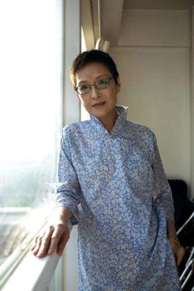 胡因梦69岁了也时髦穿衣不扮嫩不老气值得中老年人借鉴