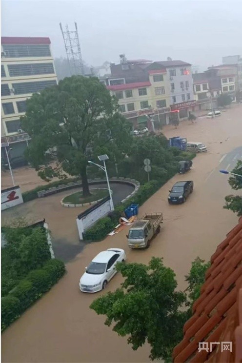 昨夜今晨,大暴雨突袭赣县区韩坊镇,引发山洪暴发,大量农田被淹,圩镇