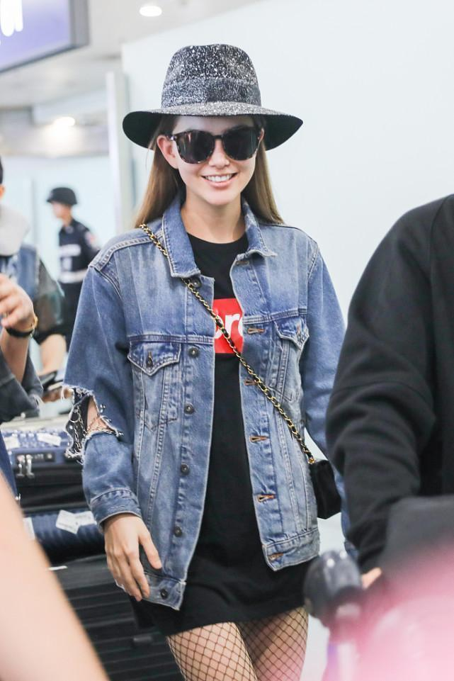 昆凌穿休闲装也这么高调,t恤当成裙子穿,配渔网袜秀出白腿_腾讯新闻