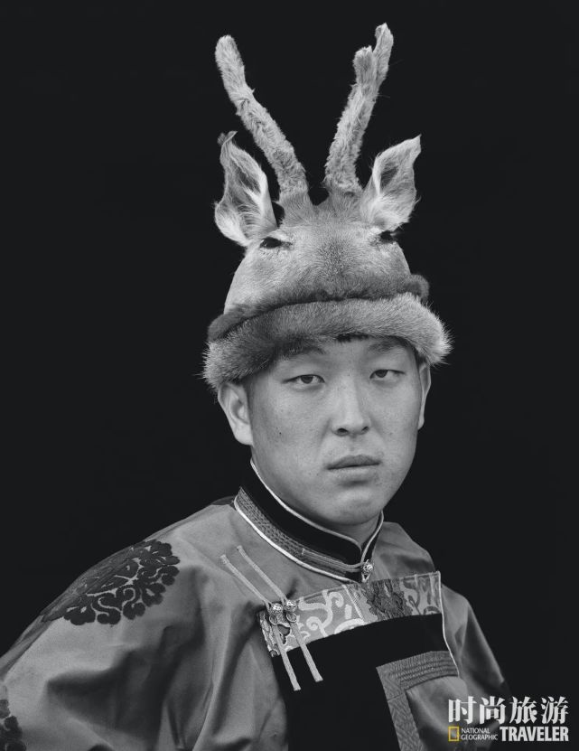 鄂温克族因人口稀少,在呼伦贝尔与鄂伦春族,达斡尔族被并称为"三少