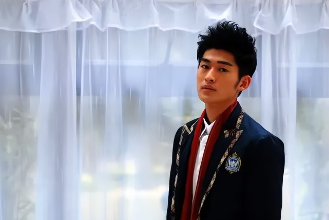 之后,张翰又接拍了《一起又看流星雨》,《一不小心爱上你》