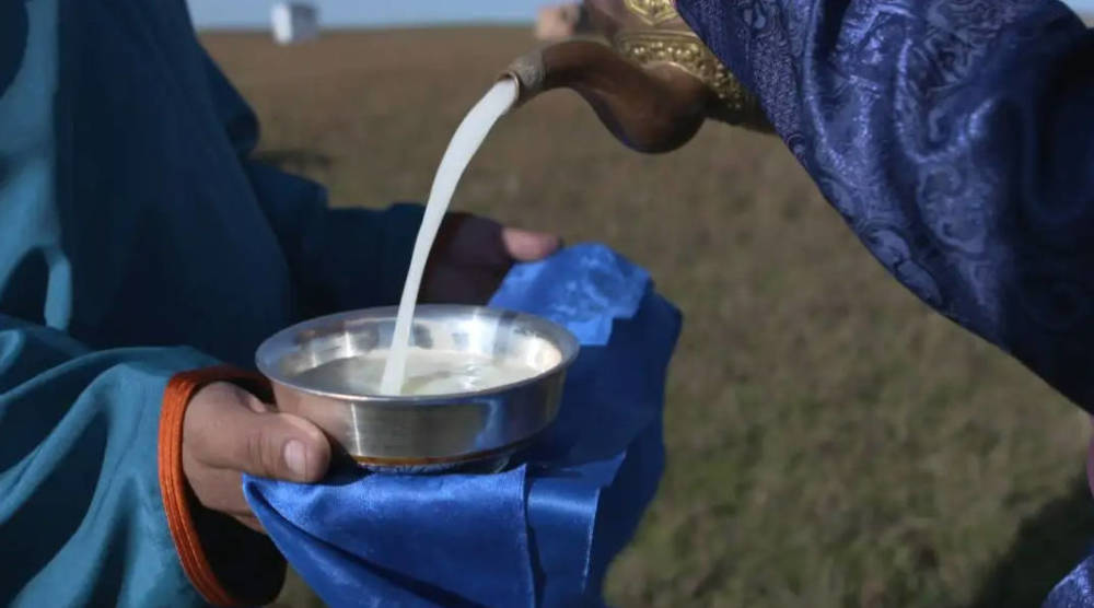 马奶酒蒙古八珍之一六蒸六酿的美味