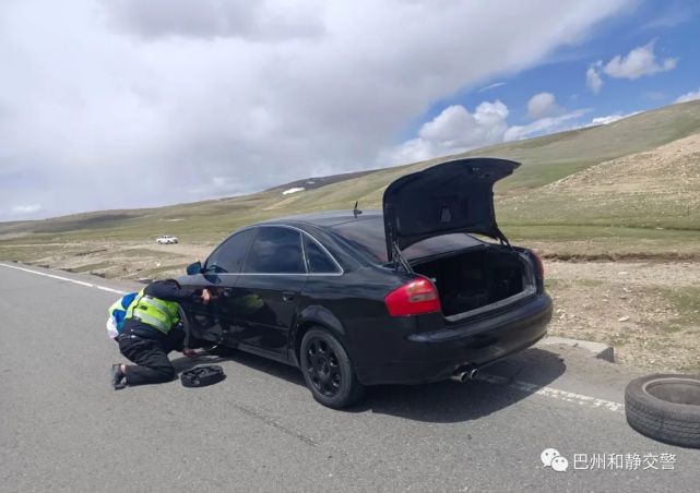 车辆抛锚国道 和静交警暖心相助化险情