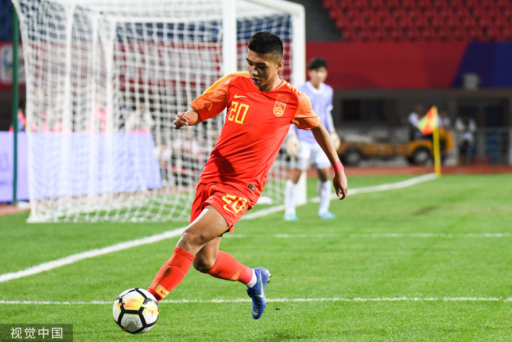 "中国足球在经历金元足球之后突然快速堕落,大量的球队倒闭,国足输给