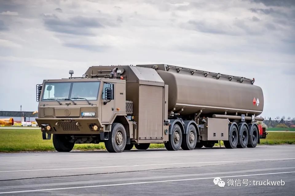 機場加油車中的少數派捷克kobit基於太脫拉8157底盤打造的半掛加油車