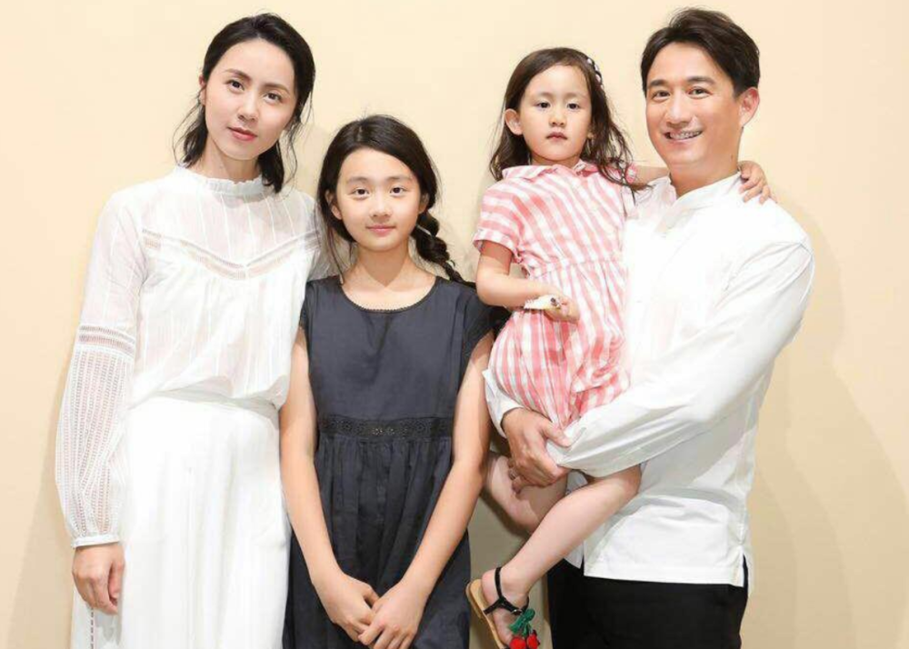 黄磊三胎儿子露正脸单眼皮性格安静神似二姐一家五口高颜值