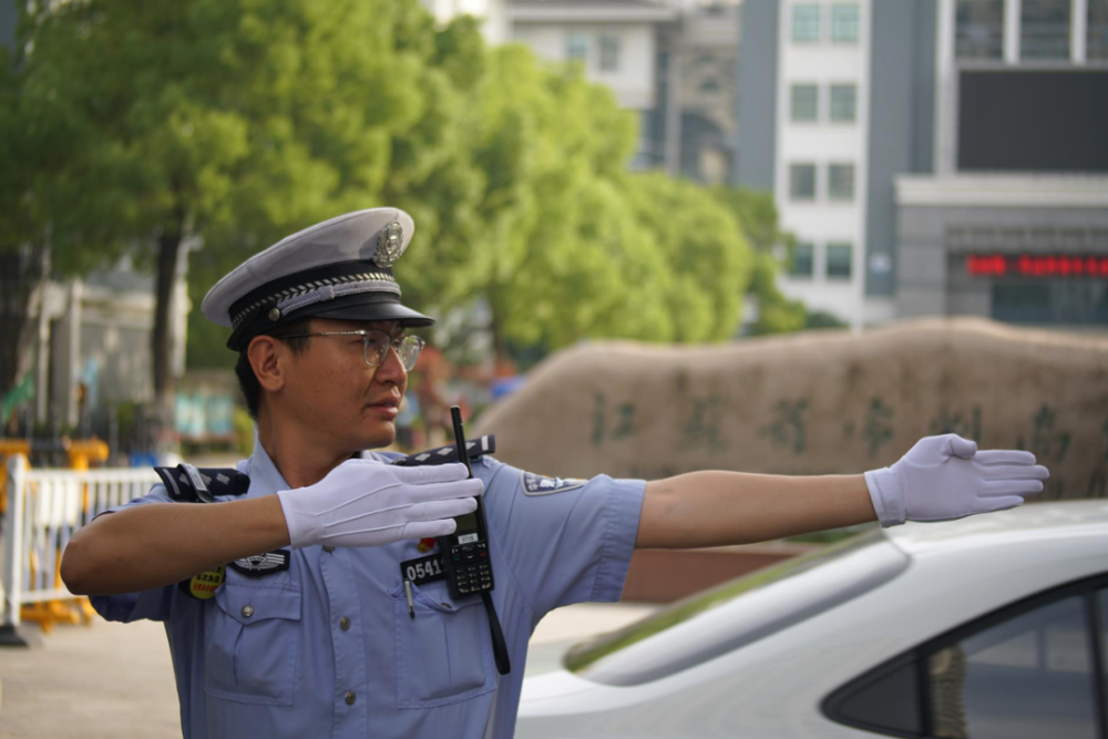 全国优秀人民警察何一帆学霸交警的绣花功夫学习英雄模范