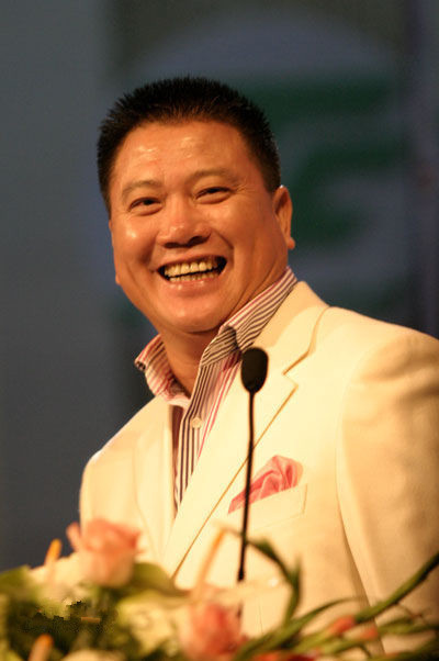 64岁万梓良近况曝光身体欠安需被2人搀扶手挽美女显亲密