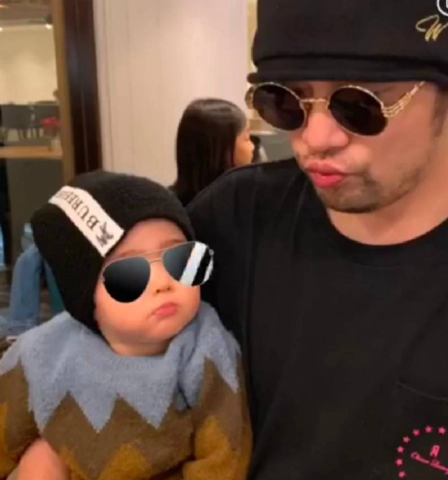 周杰伦晒5岁儿子近照可爱卷发英伦风十足戴墨镜耍帅不输父亲