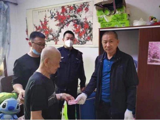 闫成军与陈海伦再次检查孟大爷的屋子,觉得绝不像是一起盗窃案,于是与