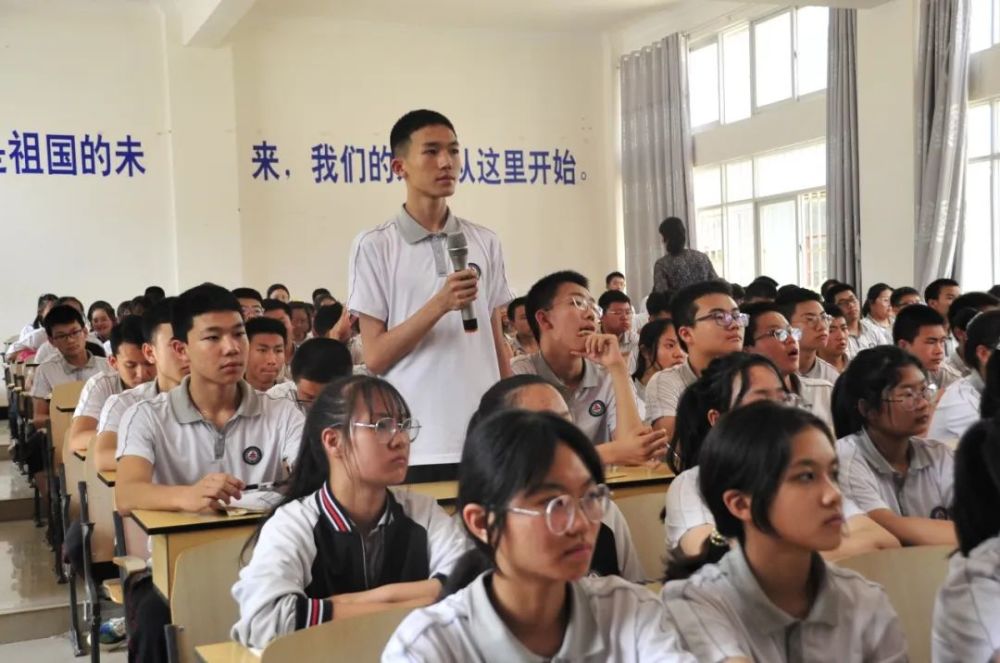 引导学生以积极的心态对待中考,6月2日下午,宾川县城镇初级中学特邀