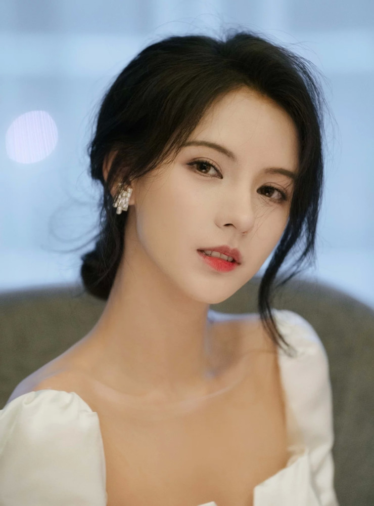 王思聪前女友张予曦身穿低胸v型白裙,一嗔一笑亦销魂