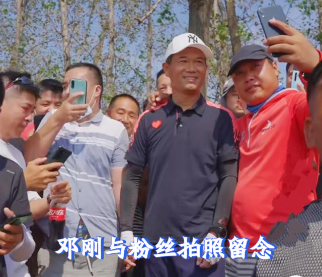 钓鱼界第一网红，两周涨粉超3000万，钓王邓刚的“幸福的烦恼”你知道吗_腾讯新闻