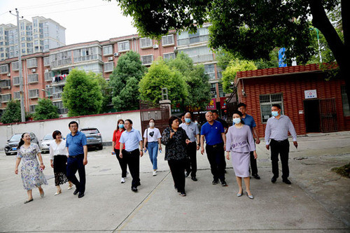 6月1日,貴州省修文縣政府招商考察團一行在該縣縣委副書記,縣長鄧謙的