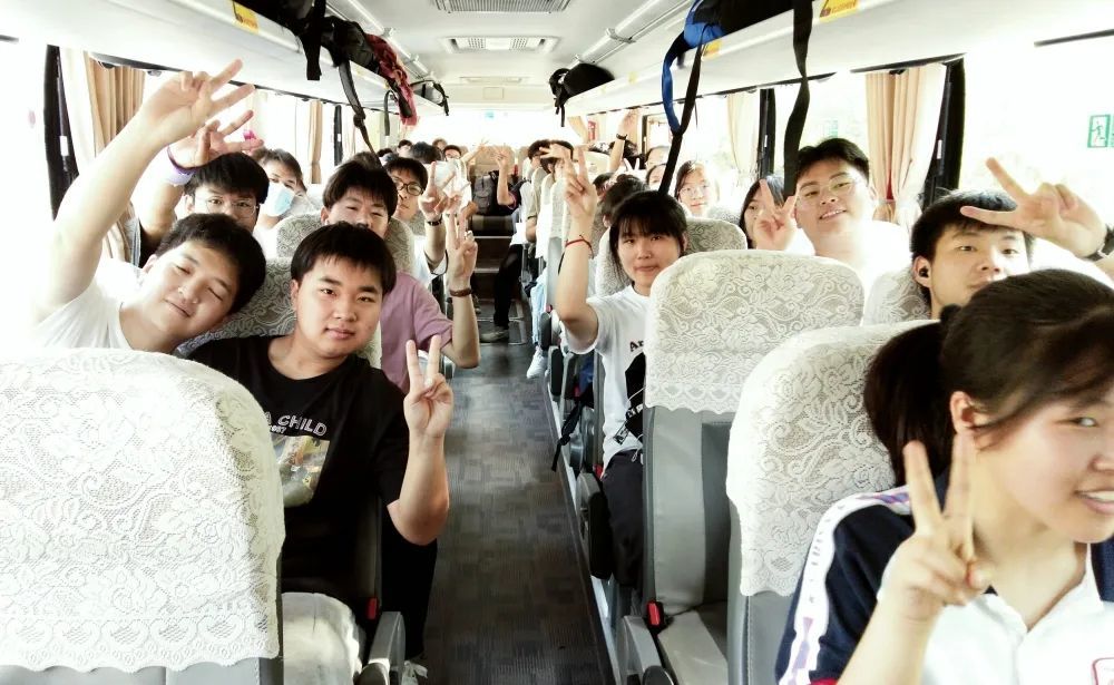 高考我们来了寿县安丰高中高三学子豪迈出征