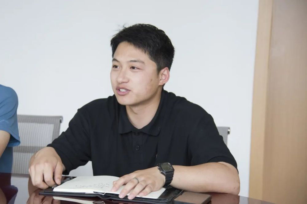 奉献学校成就自我衢州高级中学举行新教师座谈会