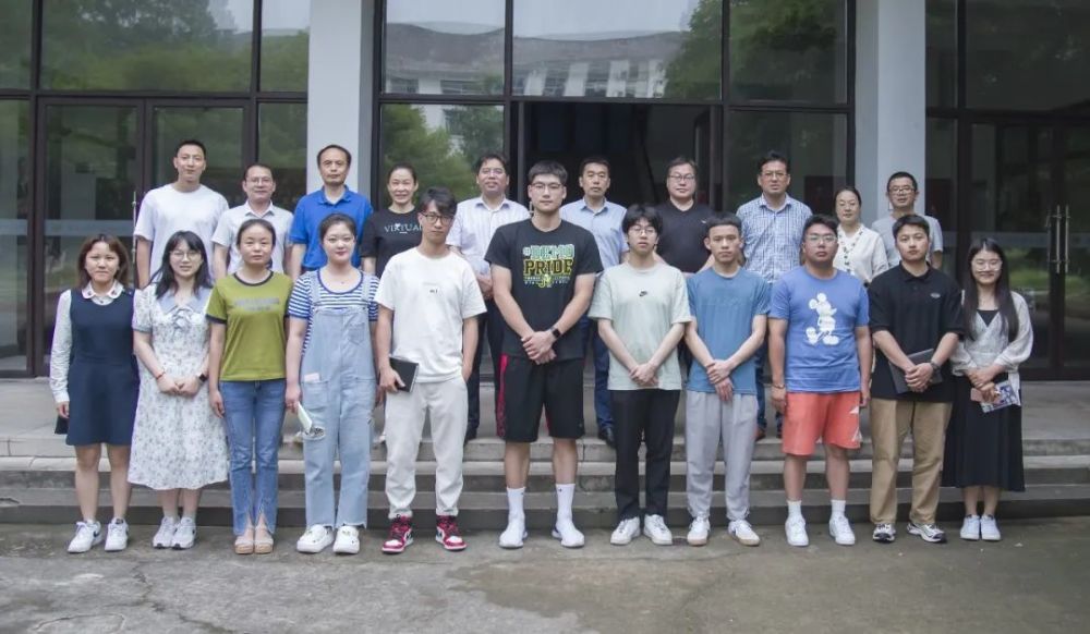 奉献学校成就自我衢州高级中学举行新教师座谈会