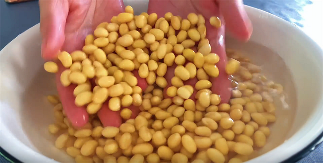 啤酒倒入黄豆中泡一泡,秒变一道下饭酱,一锅能吃1个月,真香_腾讯新闻