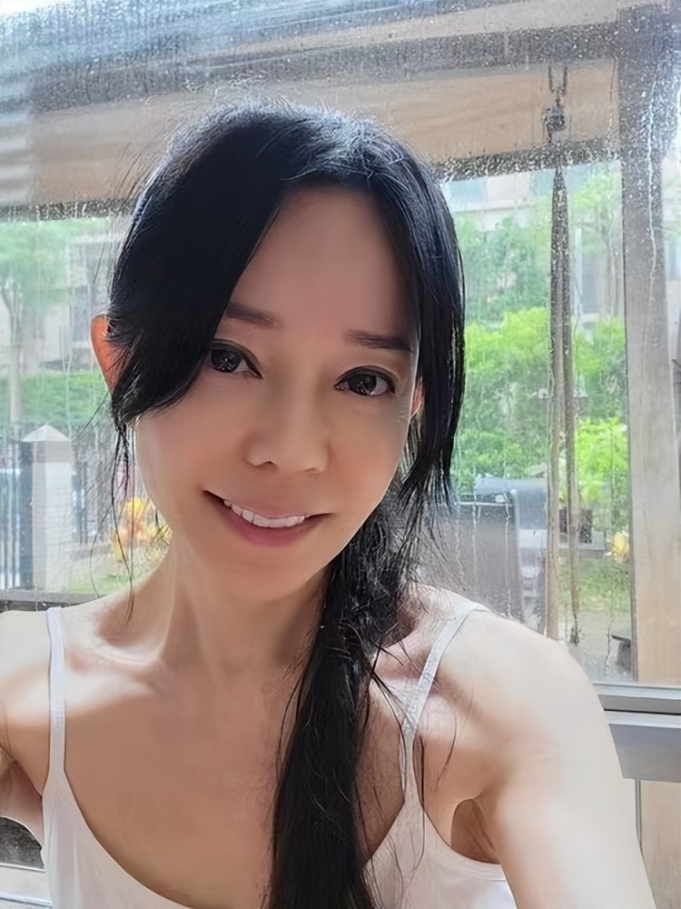 60岁女星狄莺很性感,火辣身材有秘诀,瘦身菜单曝光_腾讯新闻