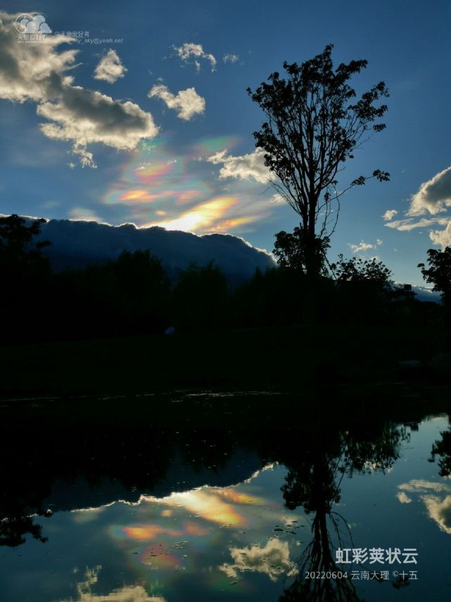 云南大理天空惊现七彩祥云 天际五彩斑斓蔚然壮观