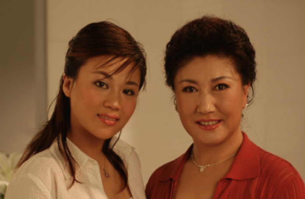 高秀敏去世17年后,41岁女儿李萱罕见露面,嫁国家一级演员住豪宅_腾讯