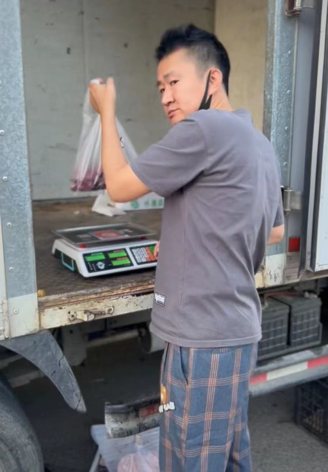 知名演员李嘉明街边摆摊卖水果!穿30元衣服无人识,胳膊晒到通红