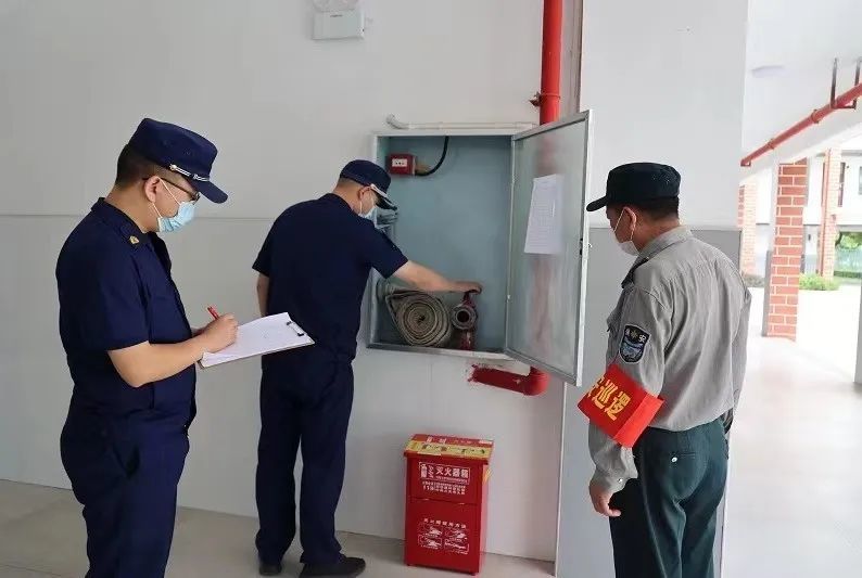 办公楼,宿舍楼,厨房等场所的消防通道,室内消火栓等消防设施器材是否