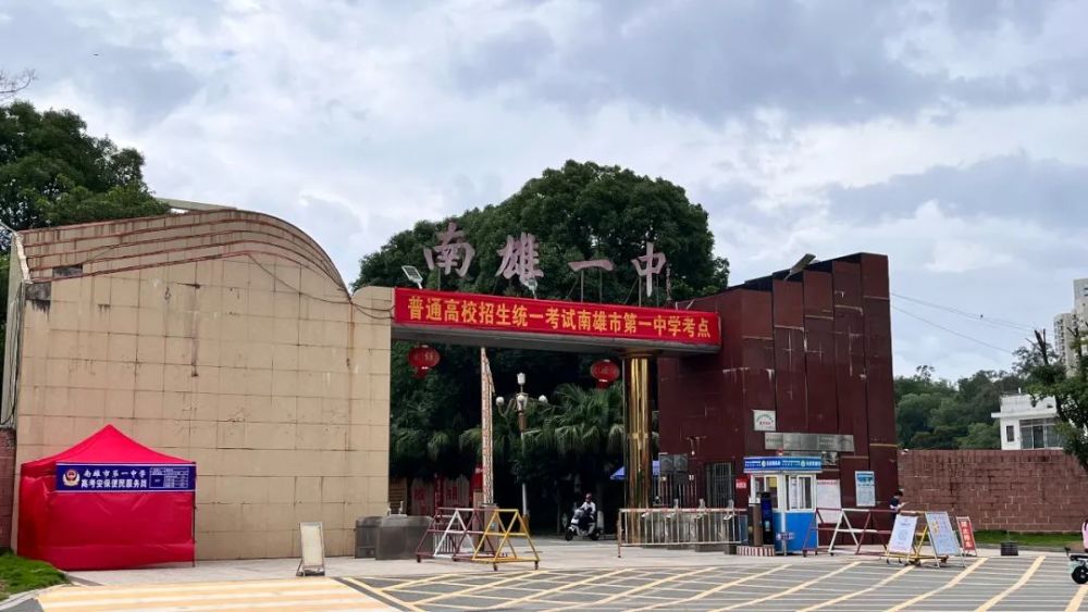 今天上午,记者来到南雄市第一中学旁的项目现场,工地里噪音较大的机械