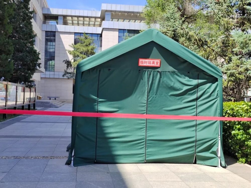 在呼和浩特市第二中学校园门口记者看到测温棚,临时隔离室等一应俱全.