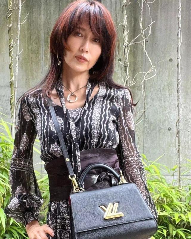 工藤静香和19岁女儿机场同框,巨星自提行李好潇洒,放下工作当好母亲