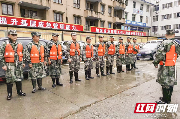 筑起银城"安全坝" 益阳民兵端午假期紧急出动遂行防汛抗洪抢险任务