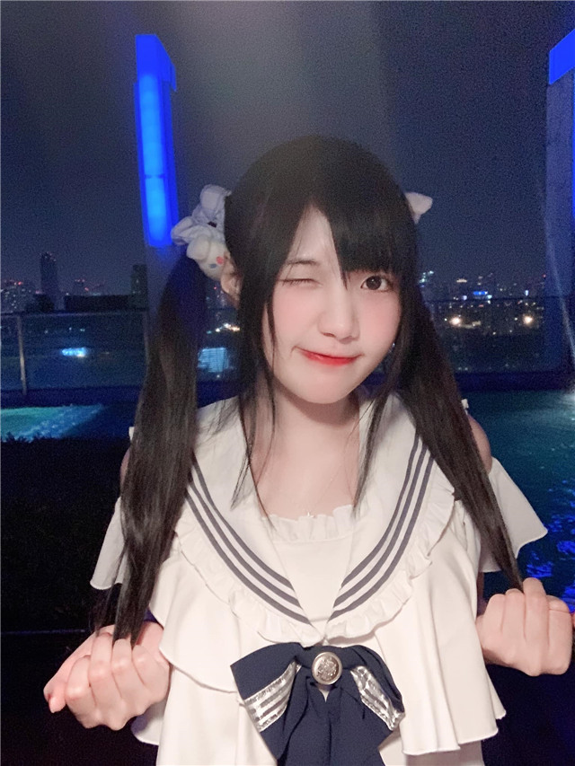 棒糖妹几乎每天都会直播,她也经常在社交网站晒出自拍或者写真照,点击