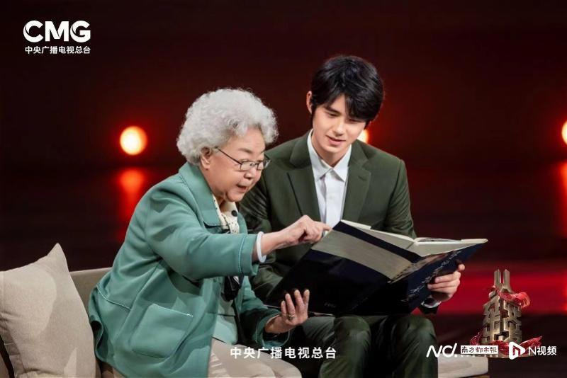 93岁艺术家田华对话90后刘昊然，讲述“南泥湾精神”