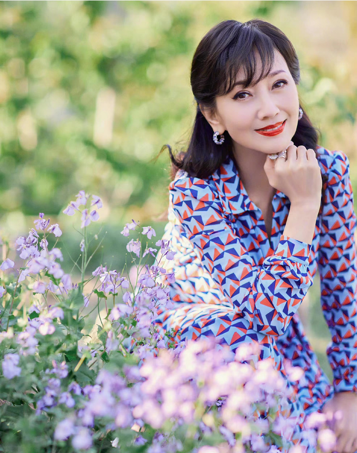 67岁赵雅芝看豪宅想定居杭州!穿长裙蹲花田拍写真,引领老年潮流插图