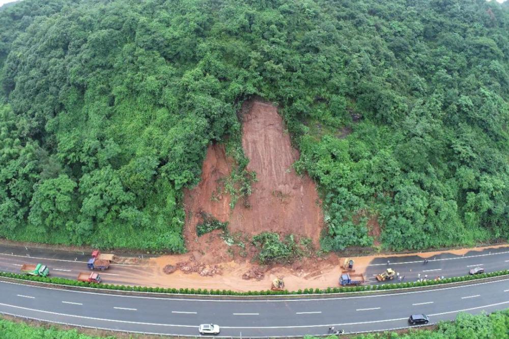 受暴雨影响南岳高速三处路段突发山体滑坡